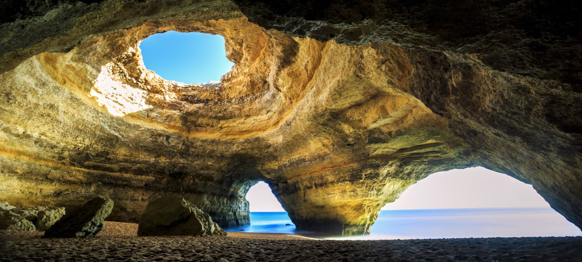 Formación rocosa de gran dimensión con perforaciones donde entra el agua de mar llamada cueva de Altamira