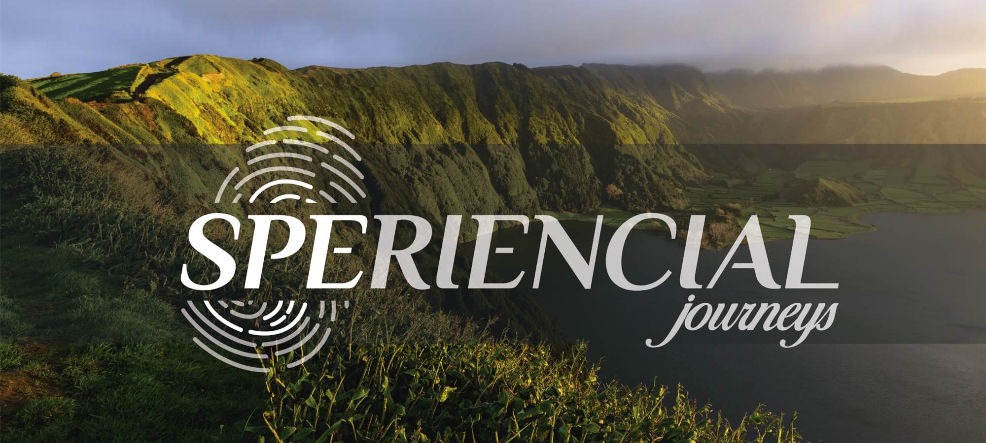 logo de la compañía SPEriencial y de fondo un valle verde con un lago