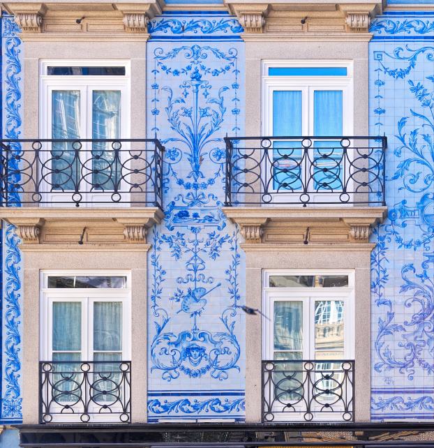 Portugal foto de una fachada de un edificio de mosaicos ricos en azul