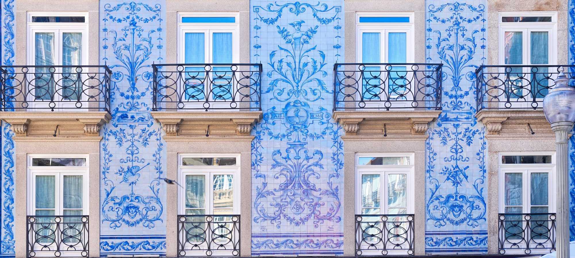 Portugal foto de una fachada de un edificio de mosaicos ricos en azul